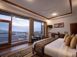 Pine Resort Kasauli # A Complete Resort away from City Hustle，位于卡绍利的酒店