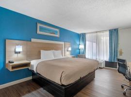 会议中心旅馆及套房品质酒店，位于新里奇港的酒店