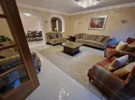 5 Bed 5 Bath Luxury Home Near Heathrow Free Parking