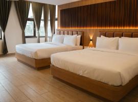 Hotel M7 Plaza，位于蒂鲁奇奇拉帕利的酒店