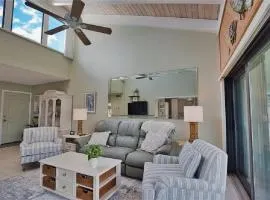 Bright Two Bedroom Condo Near the Waterfront in Venice