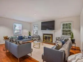Cozy 4BR Retreat - Private backyard, Gazebo & Grill