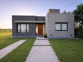 Casa con pileta en Funes，位于富内斯的酒店