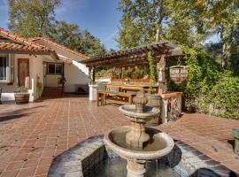 Spacious Courtyard and Spanish Charm Silverado Home，位于福特希尔兰赫的酒店