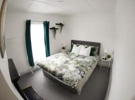 Excellency Stays - Entire 2 Bedroom House with Garden - Contractors, Families, Long Stays, Free Parking