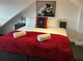 Kingsholm House on the Rainbow Street-4 Bedroom-Sleeps 8