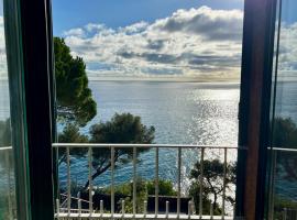 Mimosa Seafront Apartment - Free parking Wi-Fi，位于瓦拉泽的酒店