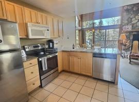 North Shore Escape Ski in Ski out Townhouse with Sauna，位于卢森的酒店