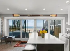 Modern Beachfront Escape - Steps from Ferry - Deck