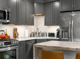 Stylish + Modern Central Ptown Condo + EV Charger，位于普罗温斯敦的酒店