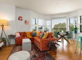 Free Parking - Chic King Bed - 95 Walk Score - Huge Patio!
