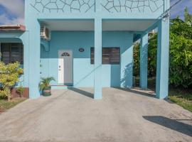 J & B Studio Apartment，位于圣约翰斯的带停车场的酒店