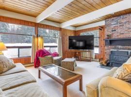 Outdoor Adventure Hub! Family Home in West Dover，位于西多佛的酒店