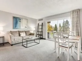 Second-floor - Riverfront Condo Near Downtown Bend