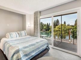 Riverfront Condo-No Better Place in Bend，位于本德的酒店