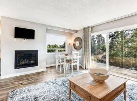 Riverfront Condo with Amazing View - Downtown Bend，位于本德的分契式公寓