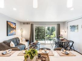 Gorgeous Condo With River View - Pool and Hot Tub，位于本德的酒店