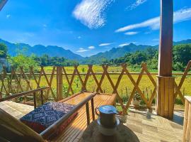 Meadow Mai Chau Homestay，位于枚州县的带停车场的酒店