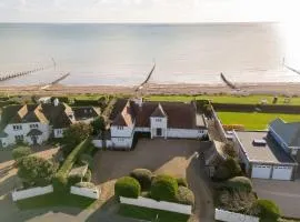 Luxury Beachfront Retreat for 14 with Hot Tub