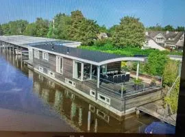 Houseboat the Otter incl free boat and supboards