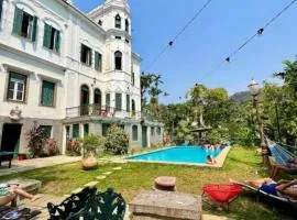 Castelo dos Tucanos Host