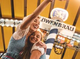 Original Bavarian Oktoberfest Camping Village Breakfast & Beer Included，位于慕尼黑的酒店