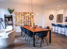 Terrace Condo with River View and Pool，位于拜圣保罗的分契式公寓