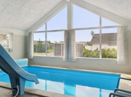 Villavilla #427 - R&aring;bylille Strand, Lollandfalsterm&oslash;n，位于Pollerup Kulleg&aring;rd的带热水浴缸的酒店