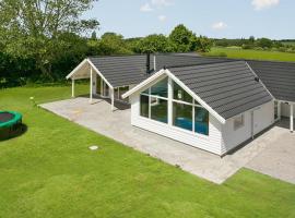 Villavilla #349 - R&aring;bylille Strand, Lollandfalsterm&oslash;n，位于Pollerup Kulleg&aring;rd的带热水浴缸的酒店