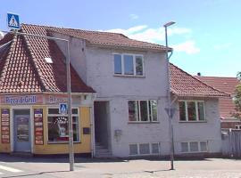 Private Rooms-Shared kitchen&bathroom- No host on site，位于埃斯比约的酒店