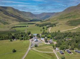 Glen Clova Hotel & Luxury Lodges，位于Millton of Clova的酒店