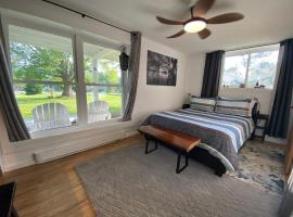 Our Place Up North BnB，位于亨茨维尔的带停车场的酒店
