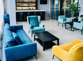 Tris Estates Hotel & Suites，位于Dwarzohn的酒店