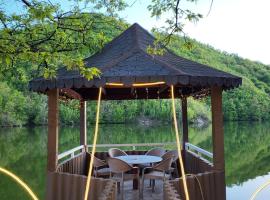 Hotel Liqeni，位于爱尔巴桑的酒店