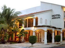 Hotel Arrecife Huatulco Plus，位于圣克鲁斯华特库瓦图尔科国际机场 - HUX附近的酒店