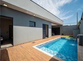 Casa com Piscina, Wi-Fi e Garagem，位于皮拉苏农加的酒店