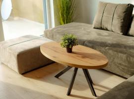 Modern apartment with terrace in Petrovec，位于Petrovec的酒店