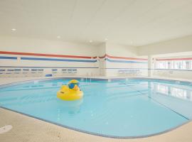 Lakefront, Close to Ski, Games, Hot Tub, Pool，位于布什基尔的酒店