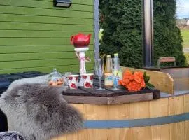 le chalet vert et bain nordique au feu de bois , prêt de raquettes des neiges gratuit