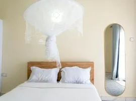 1 minute walk to Victoria Mall