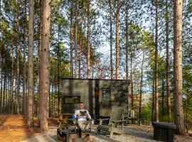 Postcard Cabins Wild Rose, Outdoor Collection by Marriott Bonvoy，位于Wild Rose的露营地