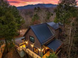 New Luxury Vacation Home Cabin in Smoky Gatlinburg - Theater Room，位于加特林堡的酒店