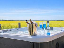 Private Villa near Lund with Garden & Spa，位于谢夫灵厄的带热水浴缸的酒店