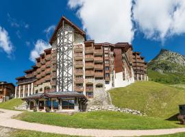 皮埃尔假日酒店，位于贝勒普拉涅米欧岩滑雪缆车附近的酒店