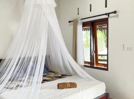 Thousands of Bottles - Hostel and Trekking Agency Sumatra Orangutan Nature，位于武吉拉旺的酒店