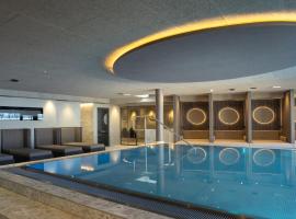 Aparthotel Familiaris - Family Apartments - Pools & Spa in Dolomites，位于瓦尔道拉的酒店