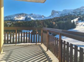 L' Éclat des Sommets en face et aux pieds des pistes，位于Superdevoluy的酒店