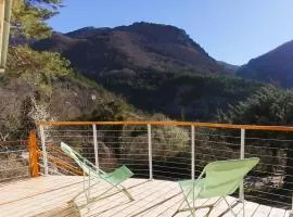 Charmant chalet perché en montagne pour les amoureux au naturel !