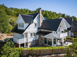 Beach House With Multiple Terraces In Holmsbu，位于Holmsbu的酒店