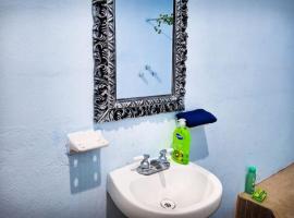 La casa Azul en Ticul Yucatán te espera para unos días tranquilos en familia，位于Ticul的酒店